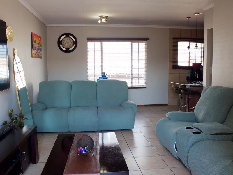Beautiful 3 Bedroom Upstairs Townhouse in Glen Marais - Photo 5