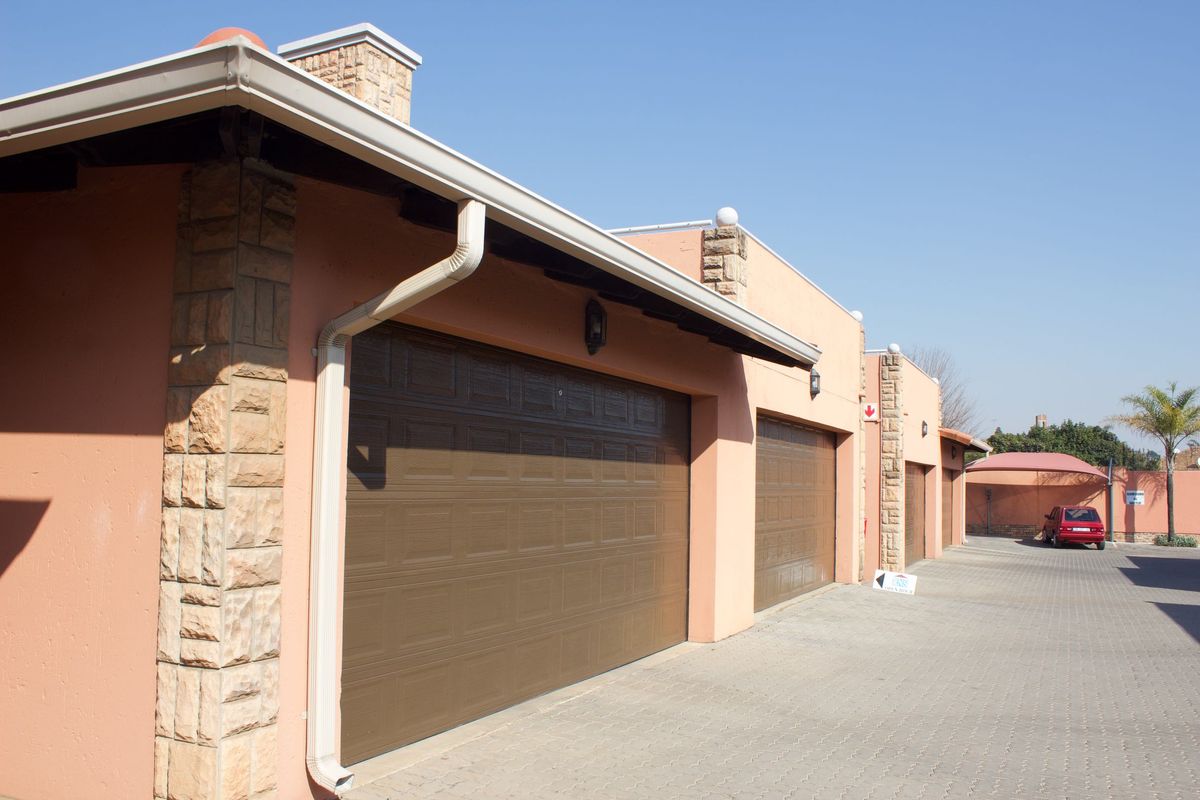 Beautiful 3 Bedroom Upstairs Townhouse in Glen Marais - Photo 2