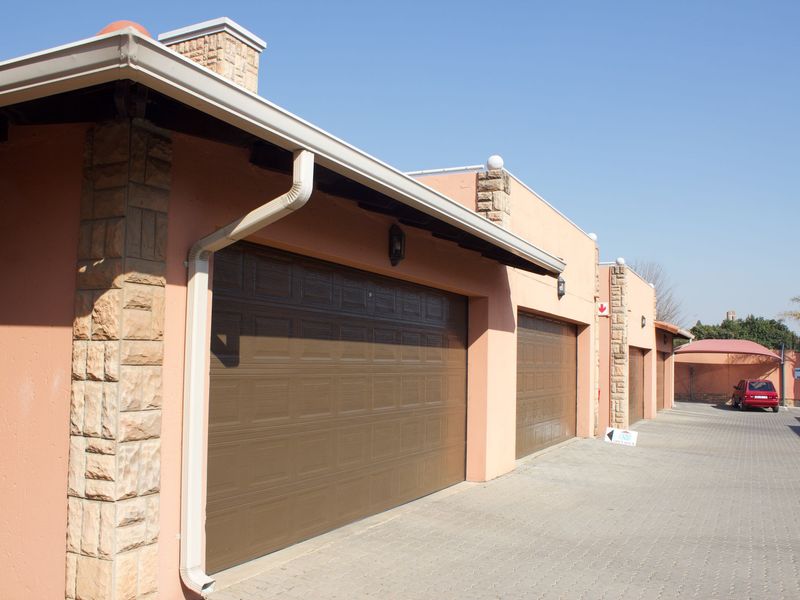 Beautiful 3 Bedroom Upstairs Townhouse in Glen Marais - Photo 2