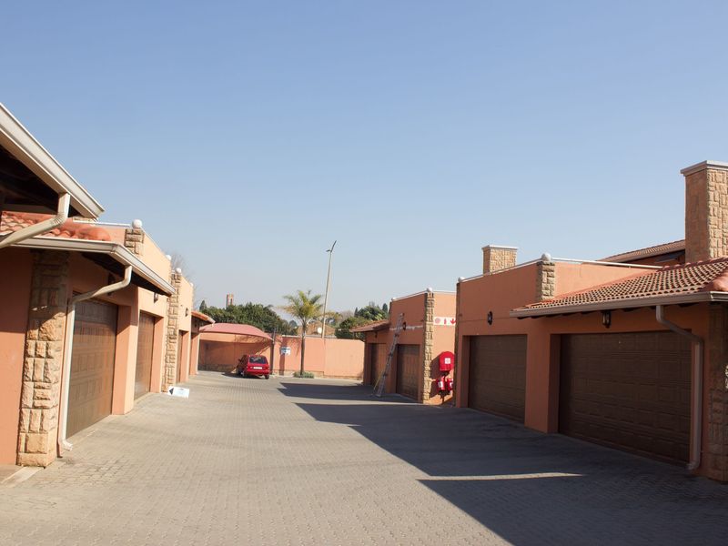 Beautiful 3 Bedroom Upstairs Townhouse in Glen Marais