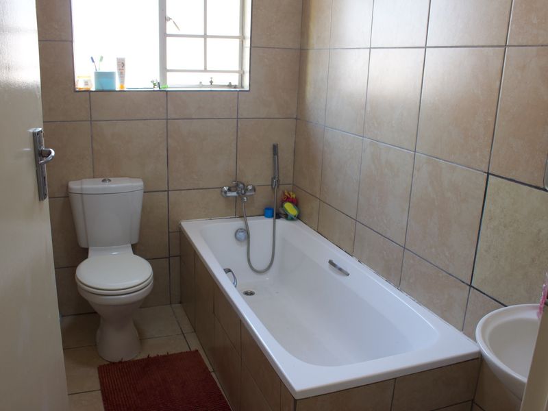 Beautiful 3 Bedroom Upstairs Townhouse in Glen Marais - Photo 10