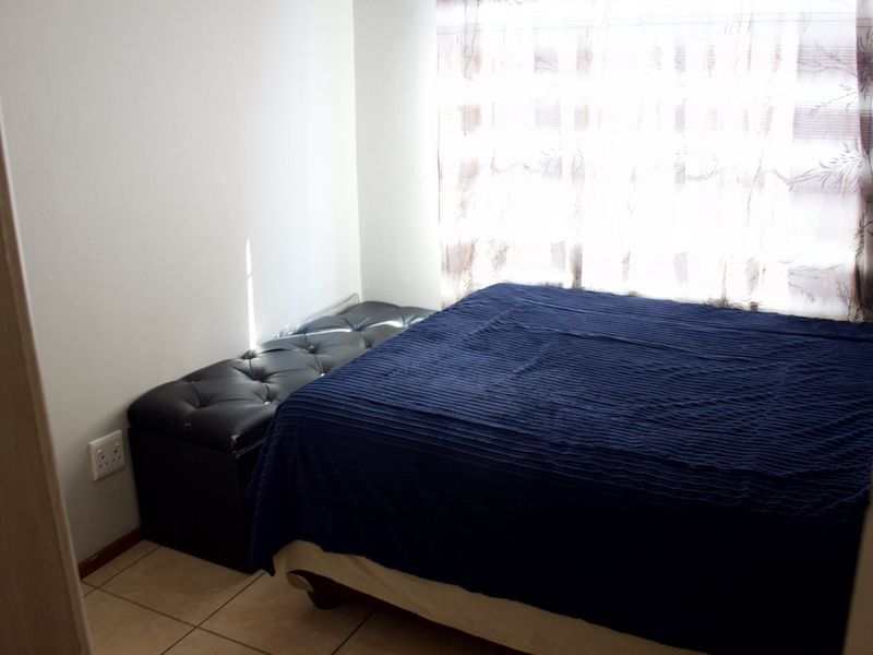 Beautiful 3 Bedroom Upstairs Townhouse in Glen Marais - Photo 9