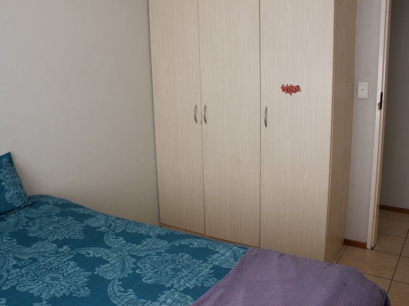 Beautiful 3 Bedroom Upstairs Townhouse in Glen Marais - Photo 8