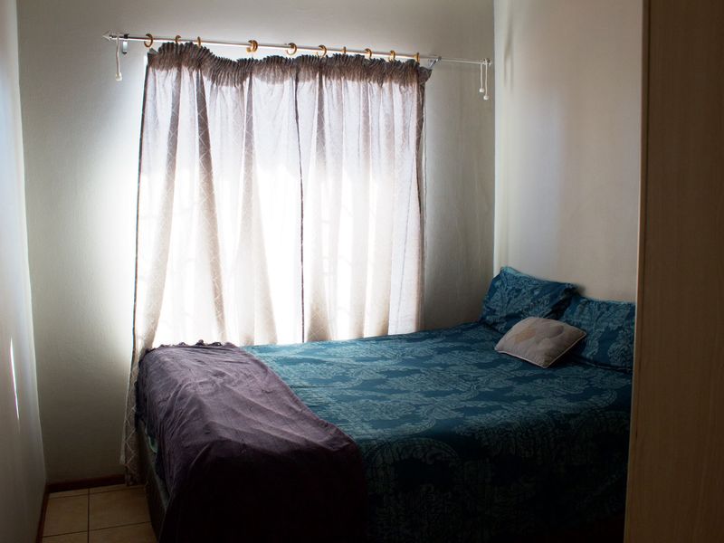 Beautiful 3 Bedroom Upstairs Townhouse in Glen Marais - Photo 7