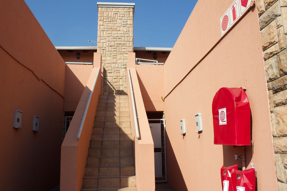 Beautiful 3 Bedroom Upstairs Townhouse in Glen Marais - Photo 3