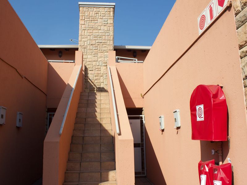 Beautiful 3 Bedroom Upstairs Townhouse in Glen Marais - Photo 3