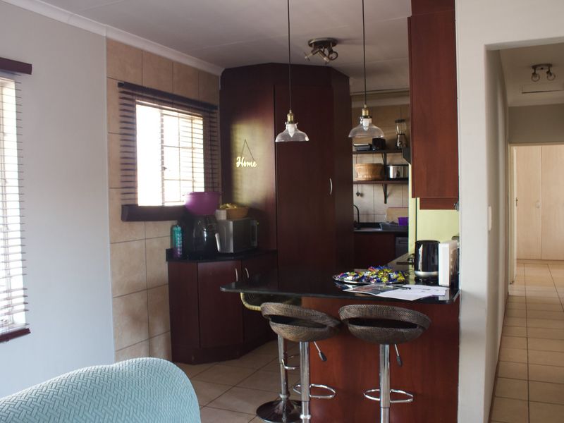 Beautiful 3 Bedroom Upstairs Townhouse in Glen Marais - Photo 6