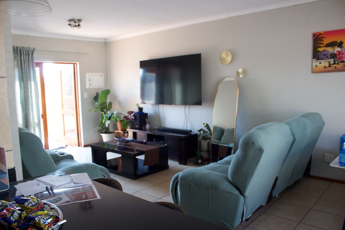Beautiful 3 Bedroom Upstairs Townhouse in Glen Marais - Photo 4