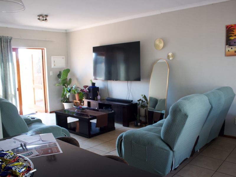 Beautiful 3 Bedroom Upstairs Townhouse in Glen Marais - Photo 4