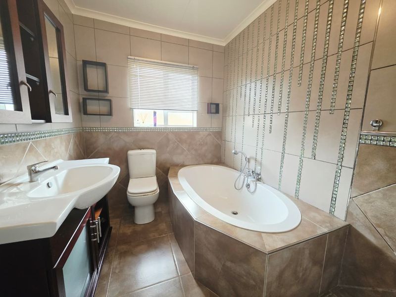 3 bedroom house - Photo 10