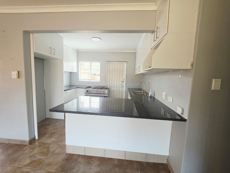 3 bedroom house - Photo 2