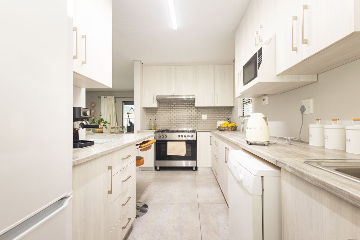 Exceptional Duplex Living in Altona Village - Photo 4