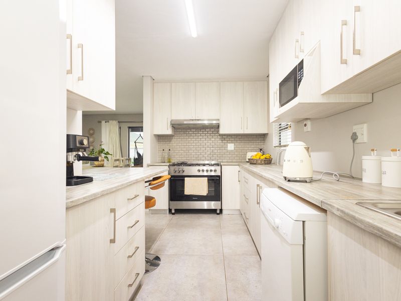 Exceptional Duplex Living in Altona Village - Photo 4