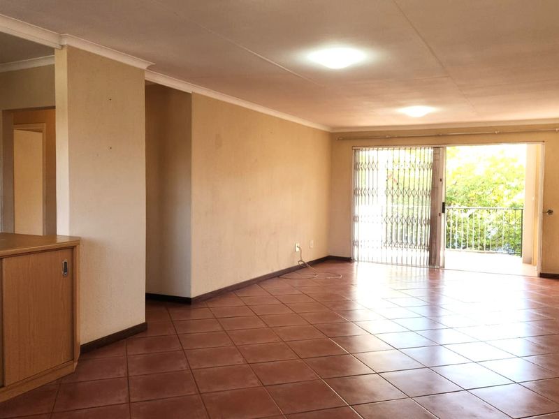 Spacious 3-Bedroom Apartment with Scenic Views in Moreleta Park - Photo 3