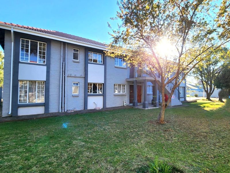 Spacious 3-Bedroom Apartment with Scenic Views in Moreleta Park - Photo 1