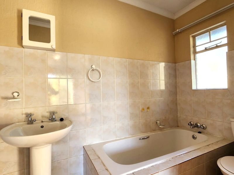 Spacious 3-Bedroom Apartment with Scenic Views in Moreleta Park - Photo 9