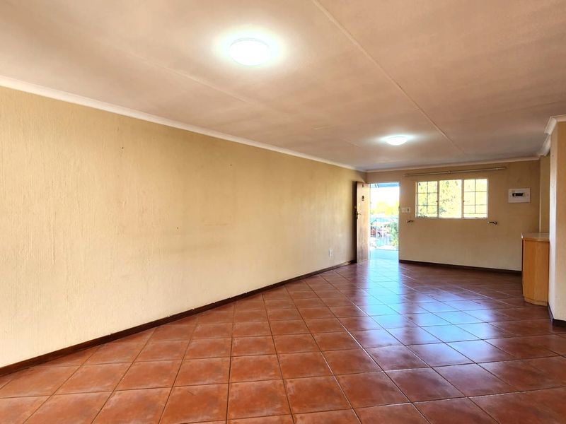Spacious 3-Bedroom Apartment with Scenic Views in Moreleta Park - Photo 4