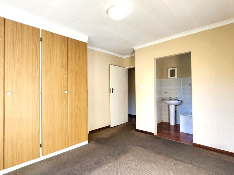 Spacious 3-Bedroom Apartment with Scenic Views in Moreleta Park - Photo 8