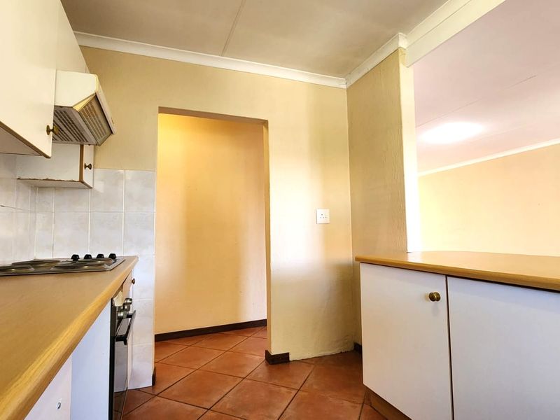 Spacious 3-Bedroom Apartment with Scenic Views in Moreleta Park - Photo 7