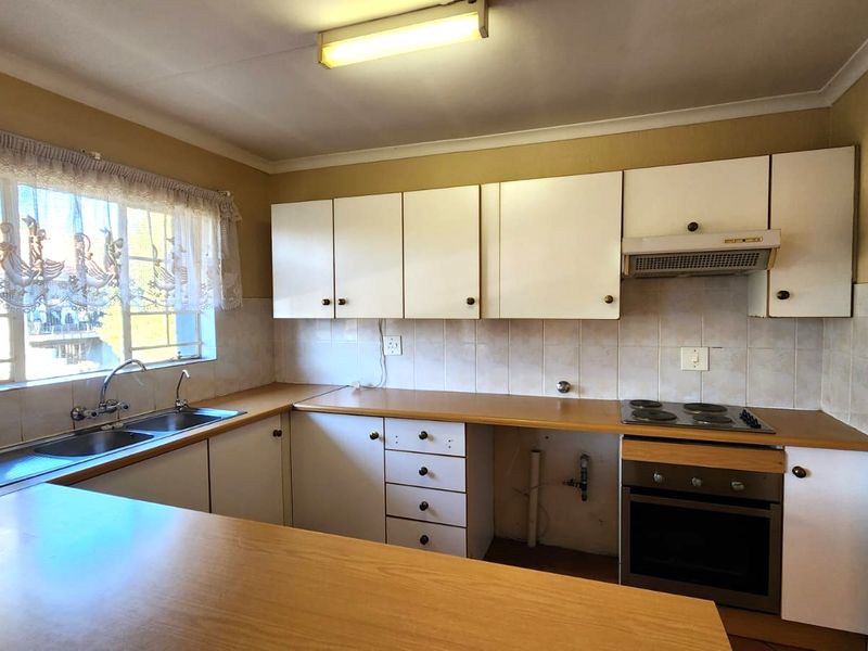 Spacious 3-Bedroom Apartment with Scenic Views in Moreleta Park - Photo 6
