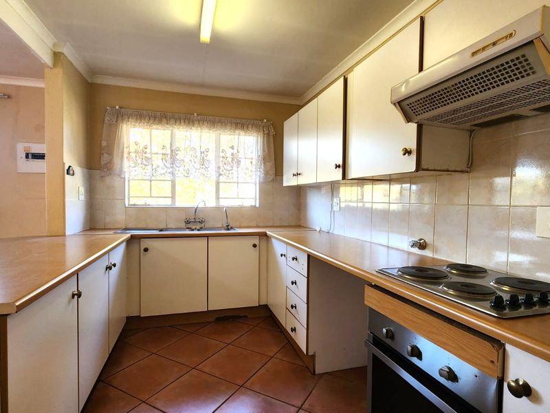 Spacious 3-Bedroom Apartment with Scenic Views in Moreleta Park - Photo 5