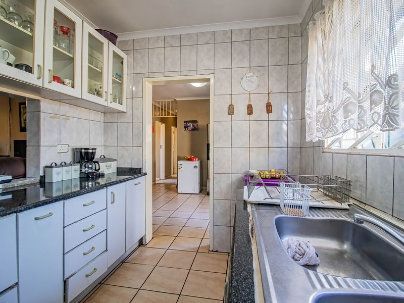 Charming 3-Bedroom Family Home with Versatile Living Spaces - Photo 5