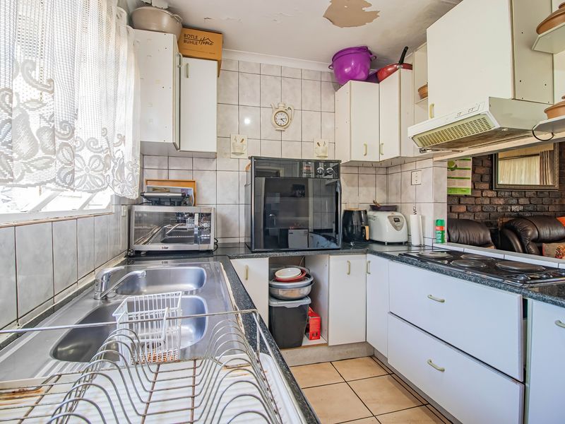 Charming 3-Bedroom Family Home with Versatile Living Spaces - Photo 3