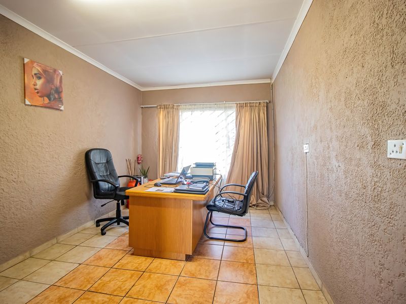 Charming 3-Bedroom Family Home with Versatile Living Spaces - Photo 10