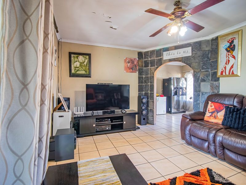 Charming 3-Bedroom Family Home with Versatile Living Spaces - Photo 9