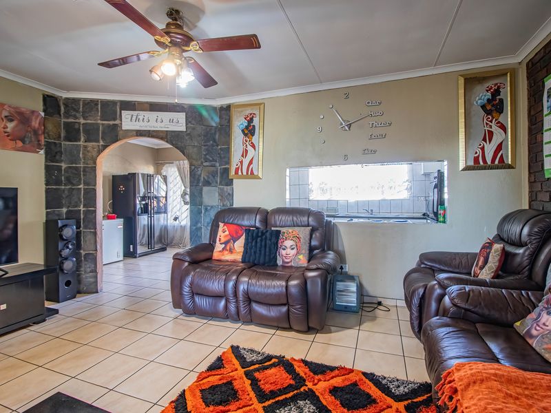 Charming 3-Bedroom Family Home with Versatile Living Spaces - Photo 8
