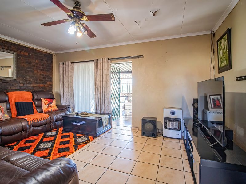 Charming 3-Bedroom Family Home with Versatile Living Spaces - Photo 7