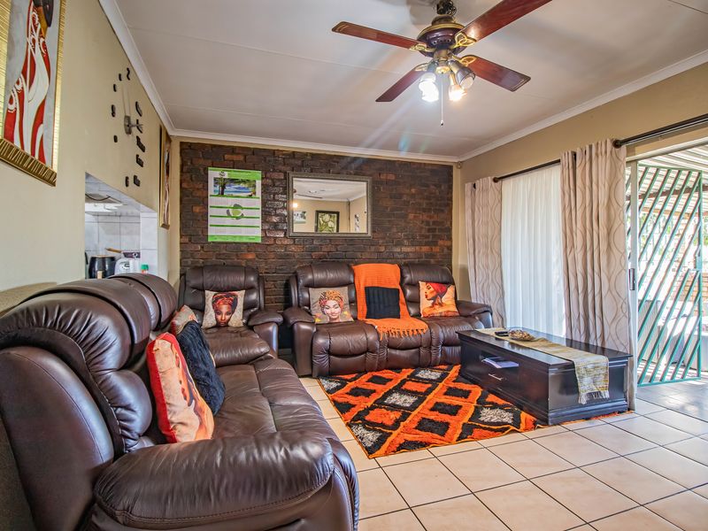 Charming 3-Bedroom Family Home with Versatile Living Spaces - Photo 6
