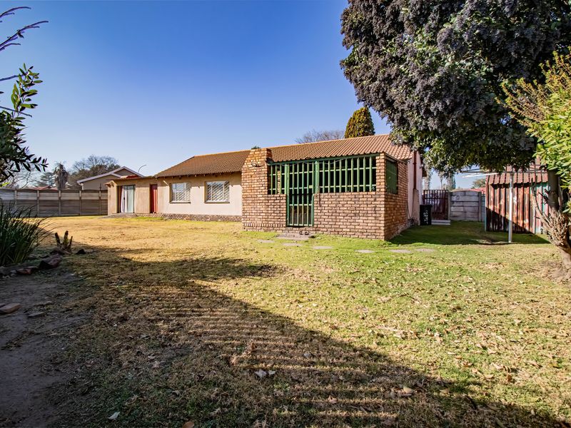 Charming 3-Bedroom Family Home with Versatile Living Spaces - Photo 1