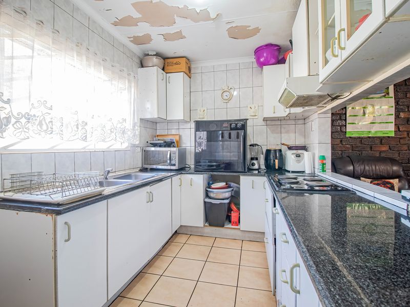 Charming 3-Bedroom Family Home with Versatile Living Spaces - Photo 2