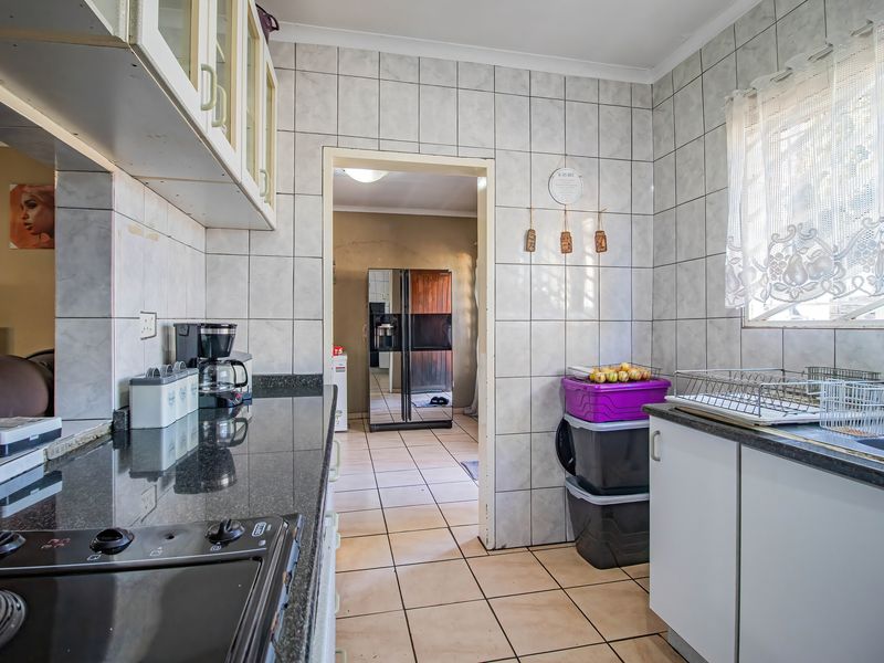 Charming 3-Bedroom Family Home with Versatile Living Spaces - Photo 4