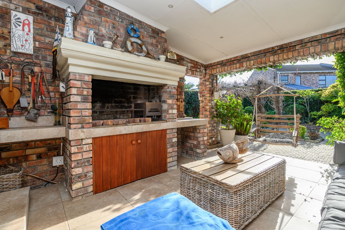 Humewood: Face Brick Duplex Executive Townhouse - Photo 2