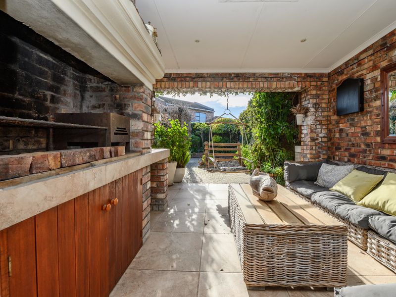Humewood: Face Brick Duplex Executive Townhouse - Photo 9