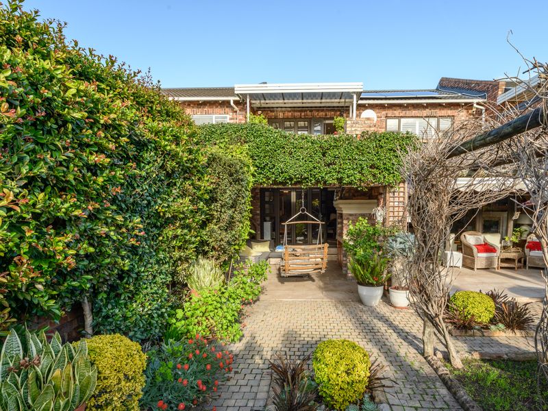 Humewood: Face Brick Duplex Executive Townhouse - Photo 7
