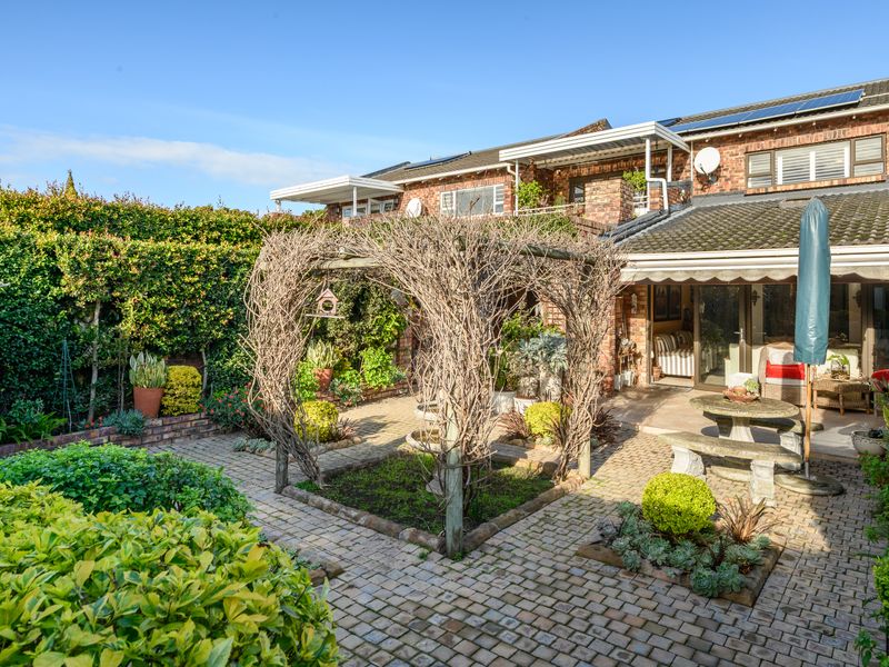 Humewood: Face Brick Duplex Executive Townhouse - Photo 6