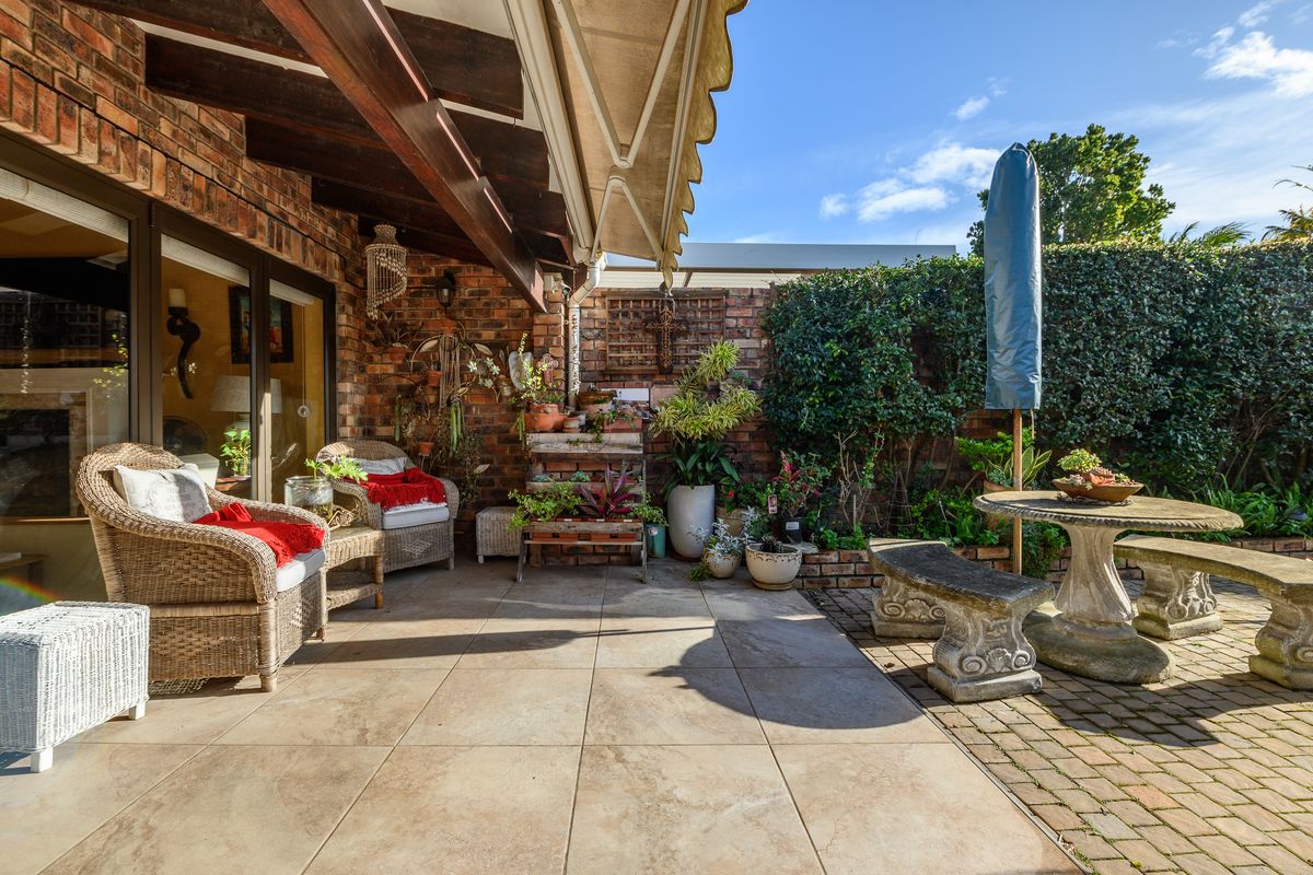 Humewood: Face Brick Duplex Executive Townhouse - Photo 4