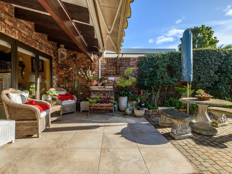 Humewood: Face Brick Duplex Executive Townhouse - Photo 4