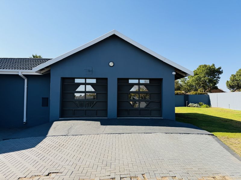 Spacious family home with a very large, corner stand yard - Photo 2