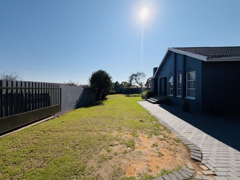 Spacious family home with a very large, corner stand yard - Photo 3