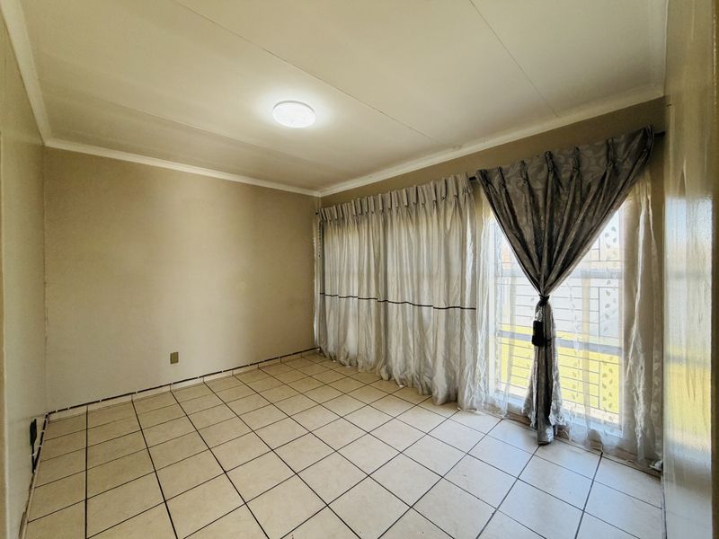 Spacious family home with a very large, corner stand yard - Photo 10