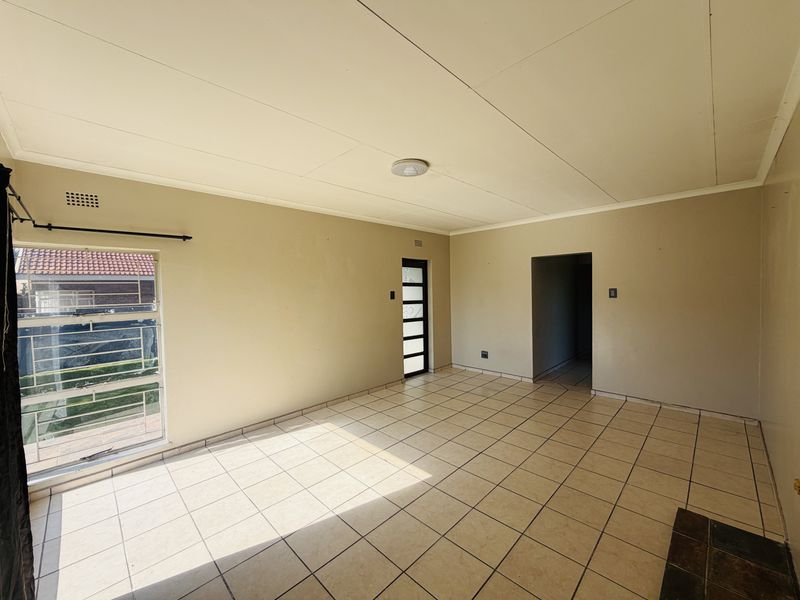 Spacious family home with a very large, corner stand yard - Photo 9