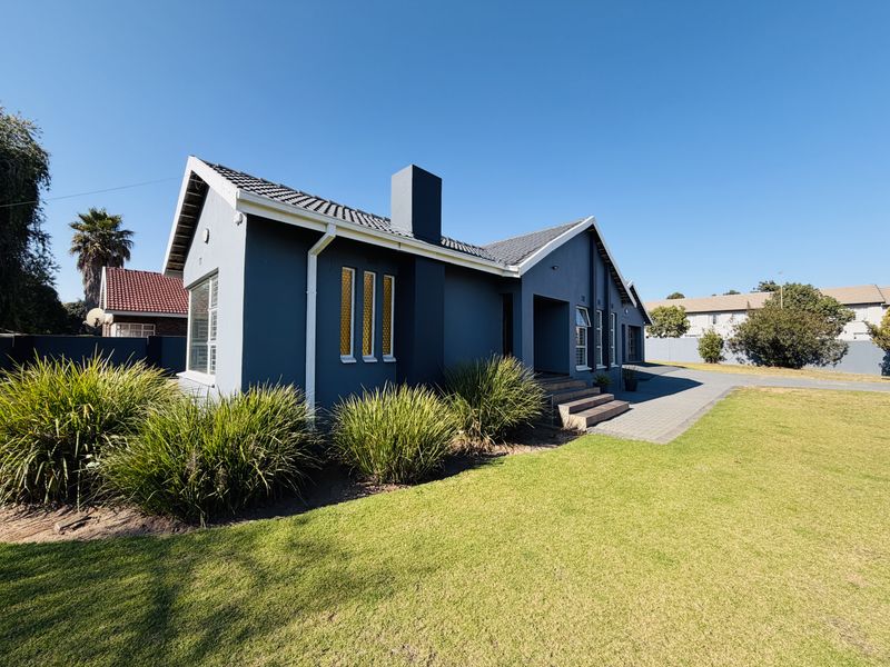 Spacious family home with a very large, corner stand yard - Photo 4