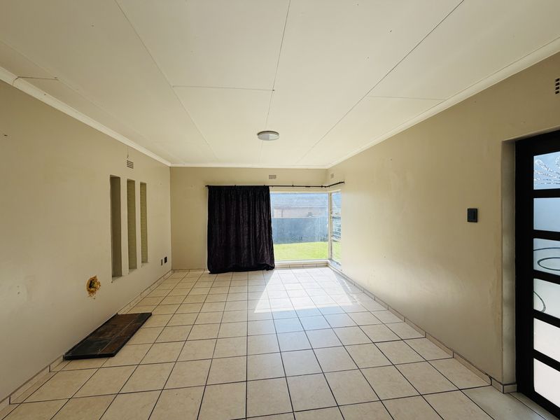 Spacious family home with a very large, corner stand yard - Photo 8