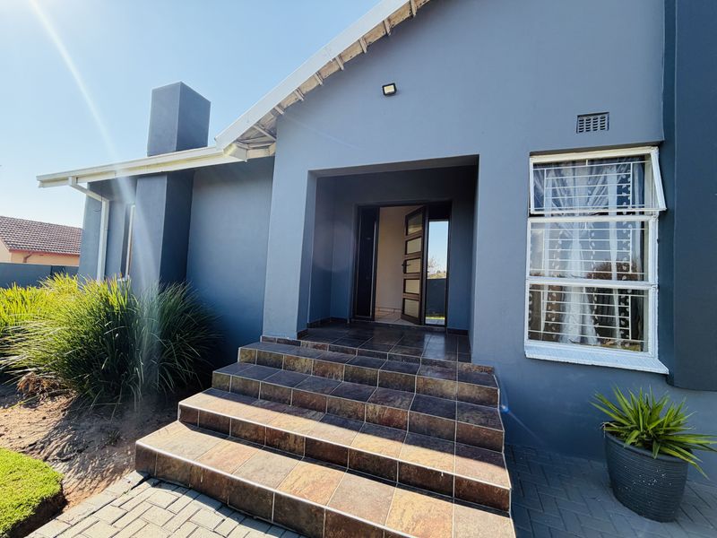 Spacious family home with a very large, corner stand yard - Photo 7