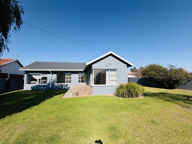 Spacious family home with a very large, corner stand yard - Photo 6