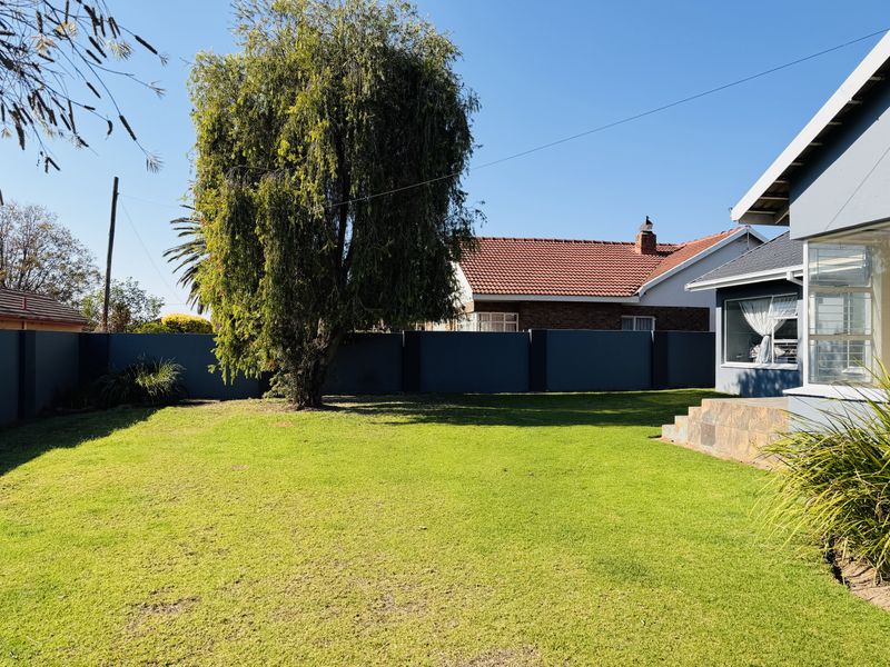 Spacious family home with a very large, corner stand yard - Photo 5